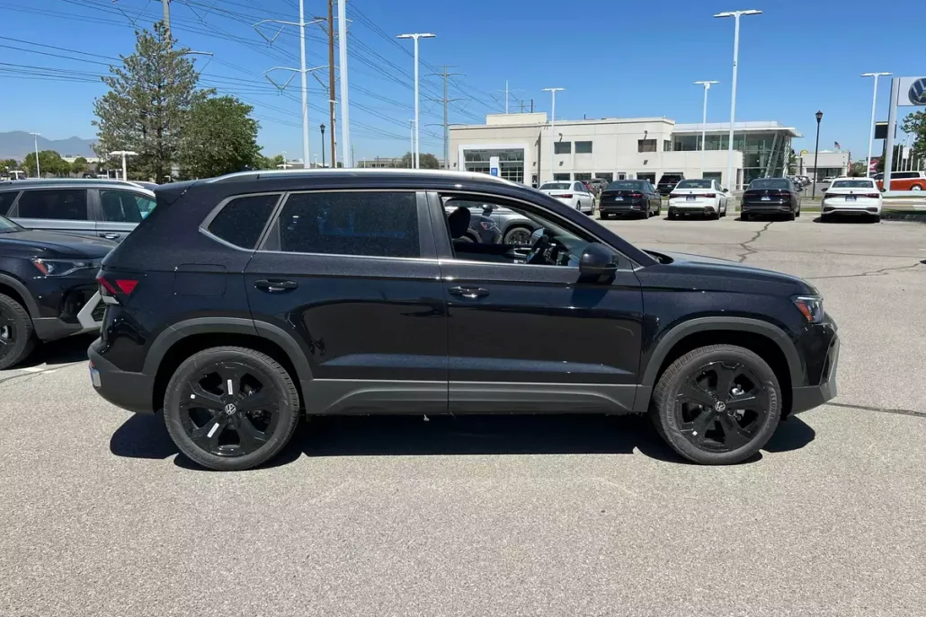 2025 Volkswagen Taos SEL photo 1
