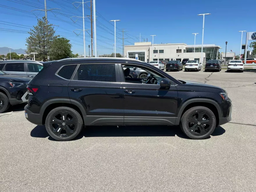 2025 Volkswagen Taos SEL photo 1