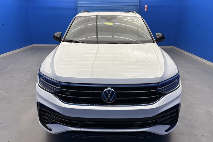 2024 Volkswagen Tiguan SE R-Line Black photo 1