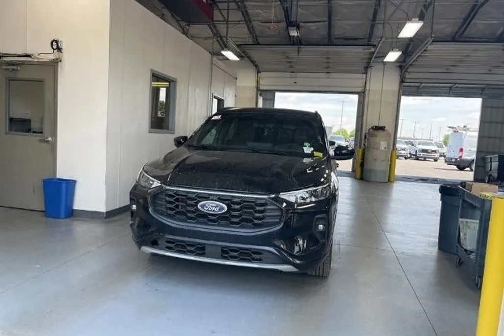 2023 Ford Escape ST-Line Select photo 1