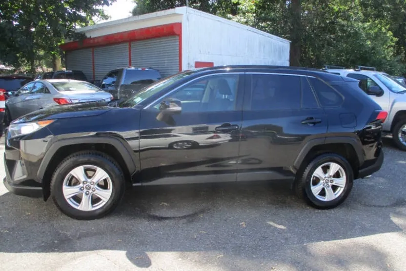 2019 Toyota RAV4 XLE photo 1