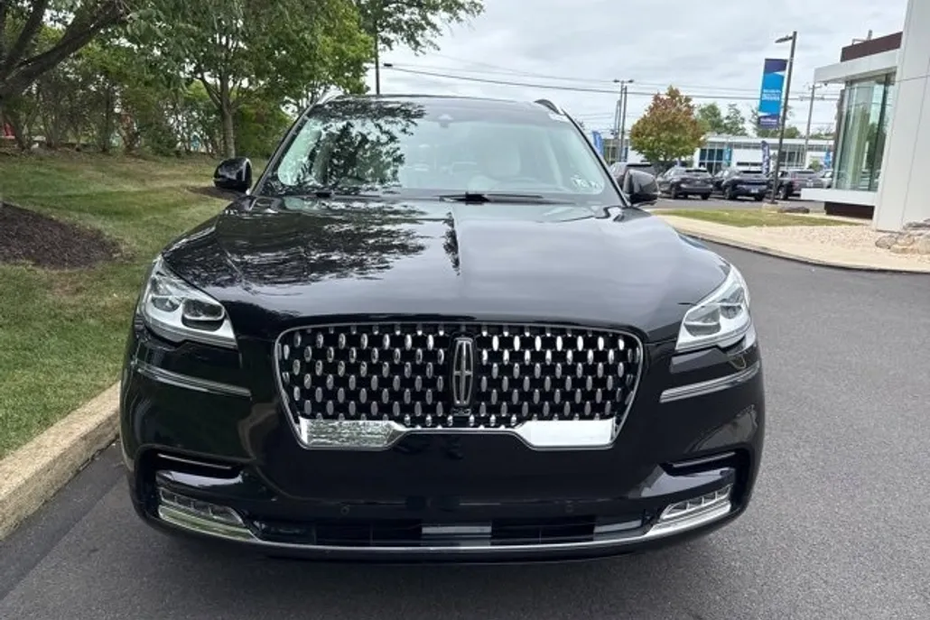 2023 Lincoln Aviator Black Label photo 1