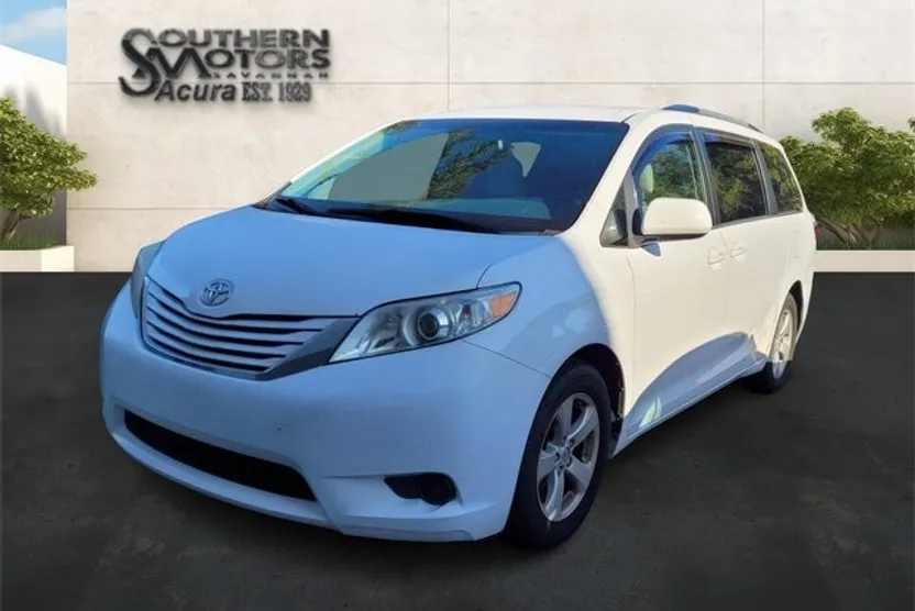 2017 Toyota Sienna L photo 1