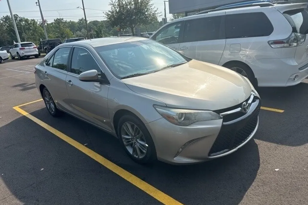 2016 Toyota Camry SE photo 1