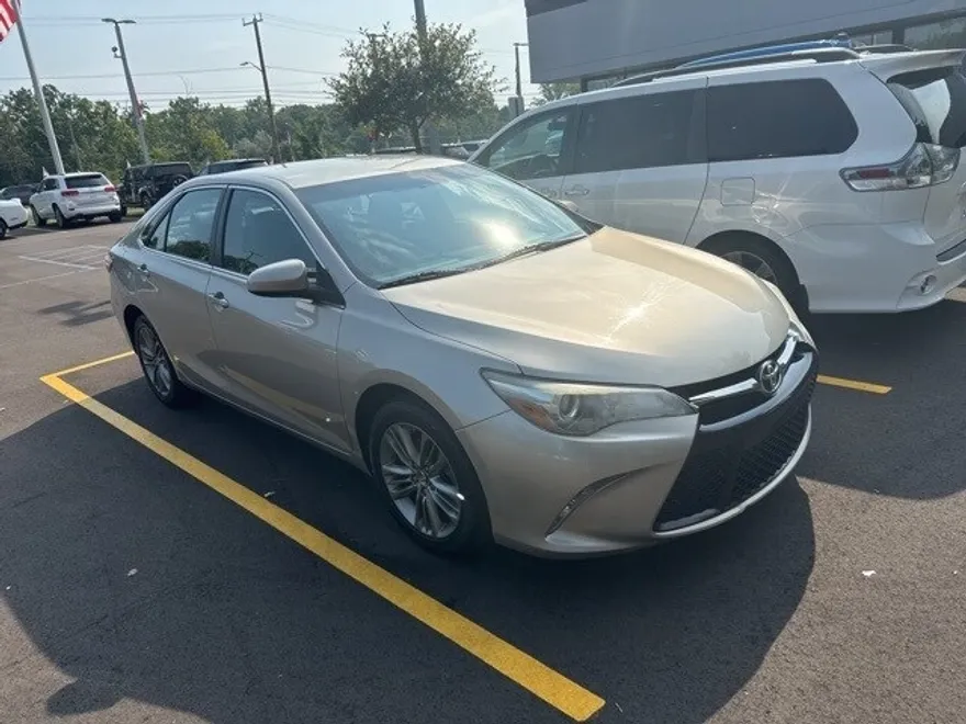 2016 Toyota Camry SE photo 1