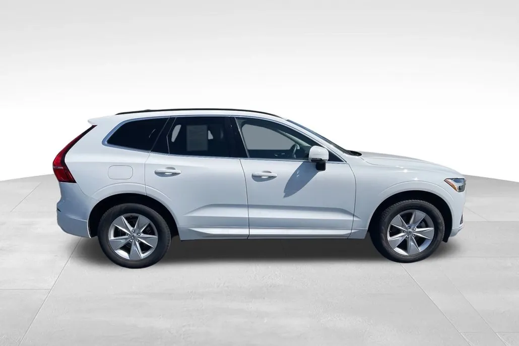 2022 Volvo XC60 B5 Momentum photo 1