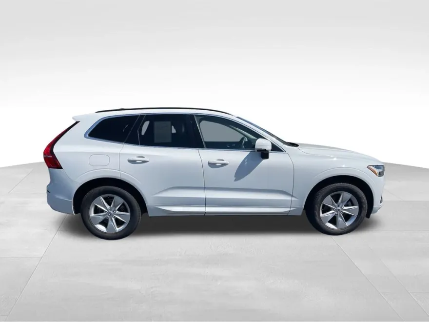 2022 Volvo XC60 B5 Momentum photo 1