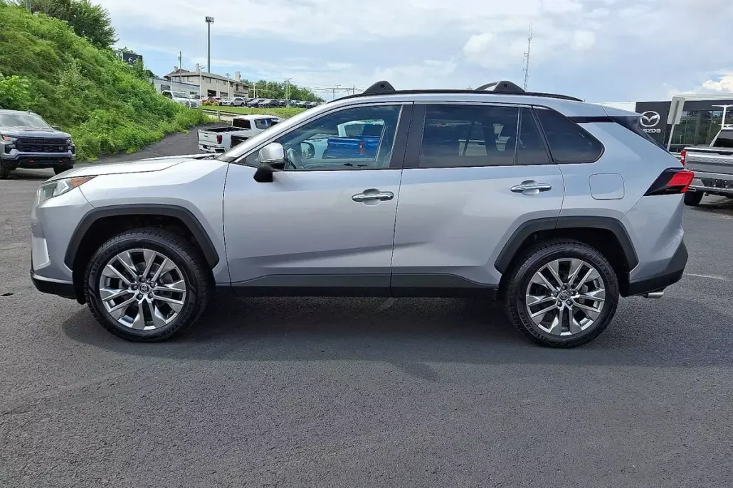 2021 Toyota RAV4 Limited photo 1