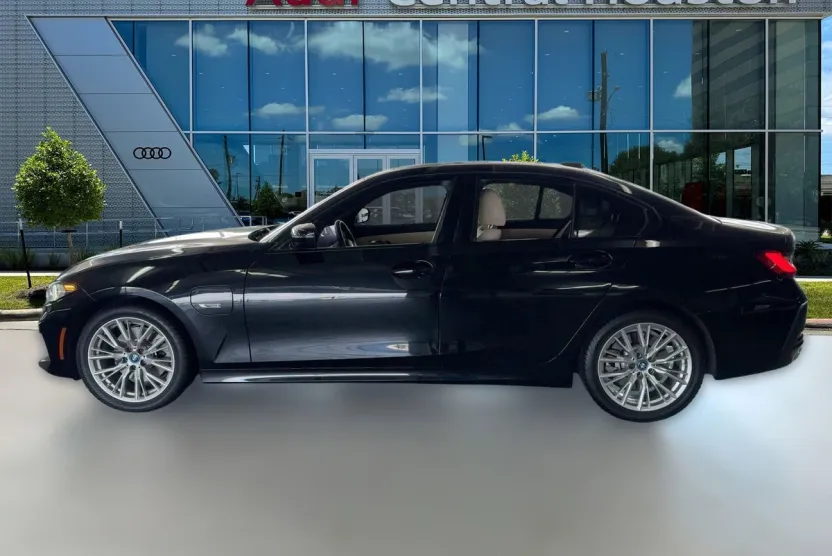 2023 Bmw 330e Sedan photo 1