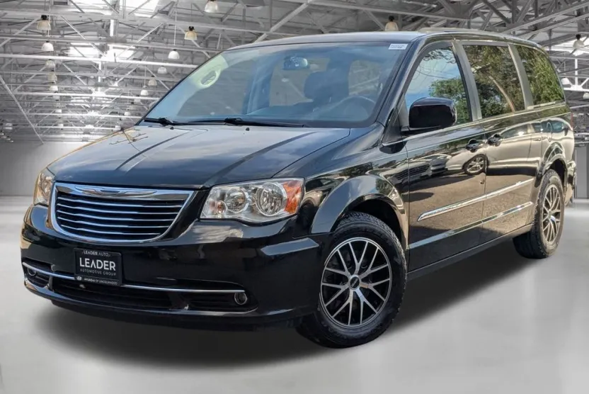 2013 Chrysler Town & Country Touring photo 1
