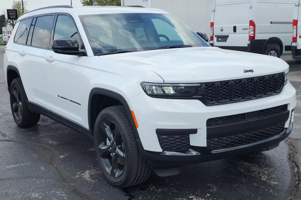 2025 Jeep Grand Cherokee Altitude photo 1