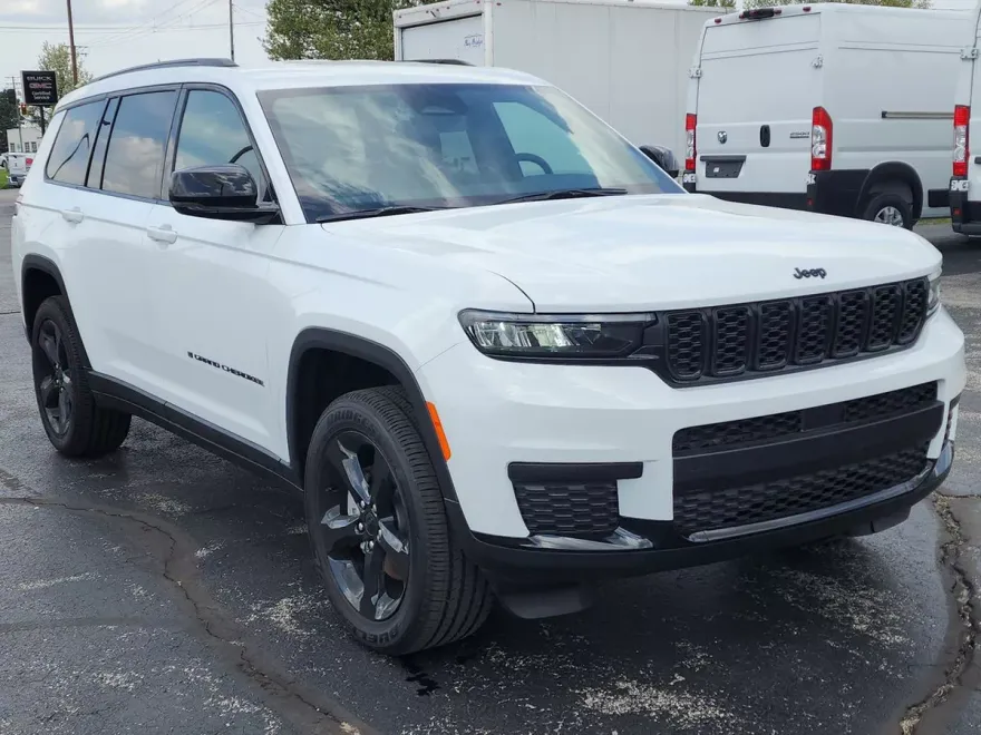 2025 Jeep Grand Cherokee Altitude photo 1