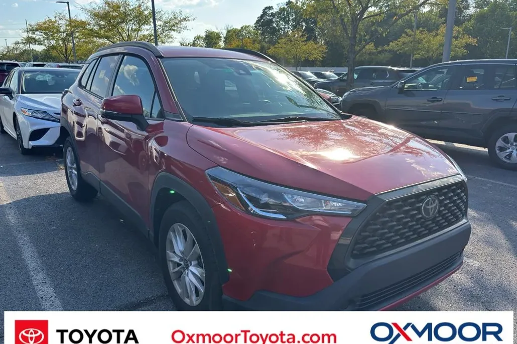 2022 Toyota Corolla Cross LE photo 1