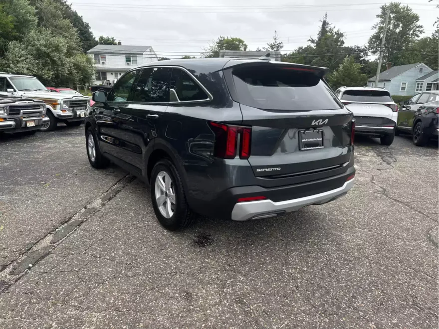 2025 Kia Sorento LX photo 1