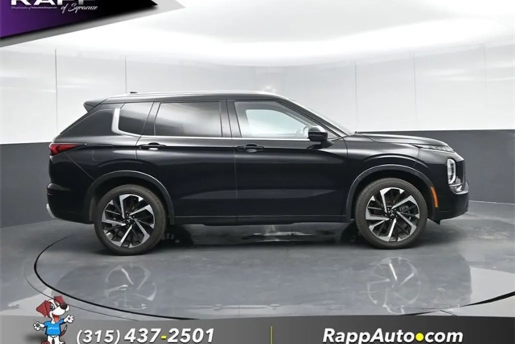 2024 Mitsubishi Outlander SEL photo 1
