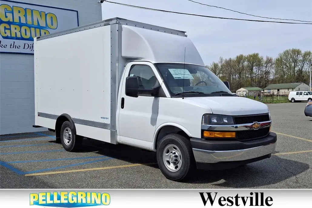 2025 Chevrolet Express Cutaway 3500 photo 1