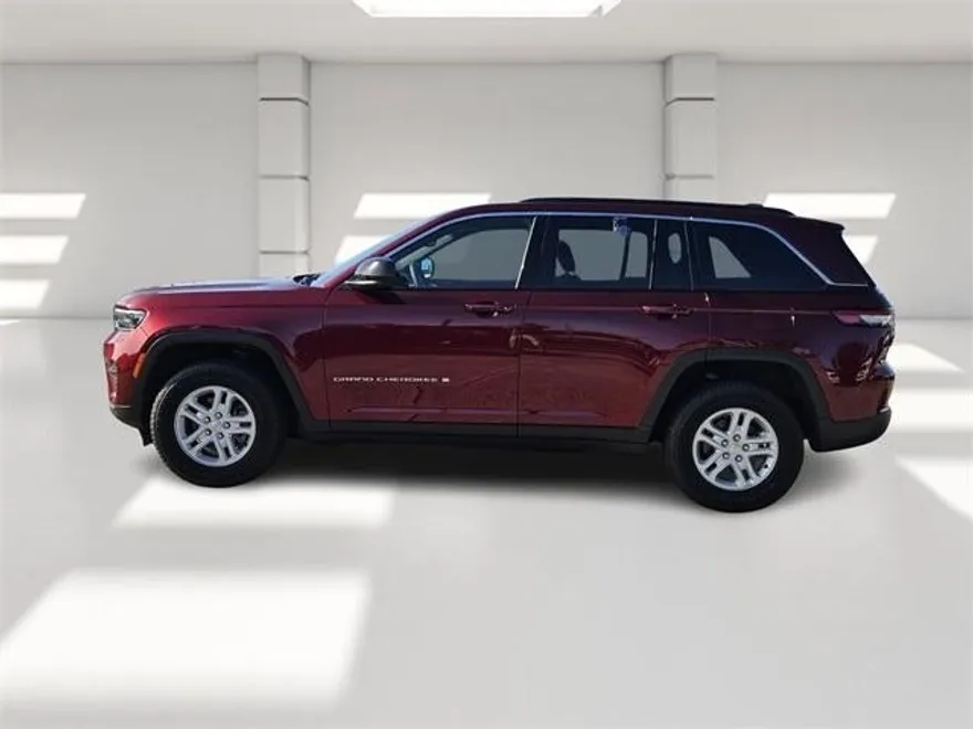 2024 Jeep Grand Cherokee Laredo photo 1