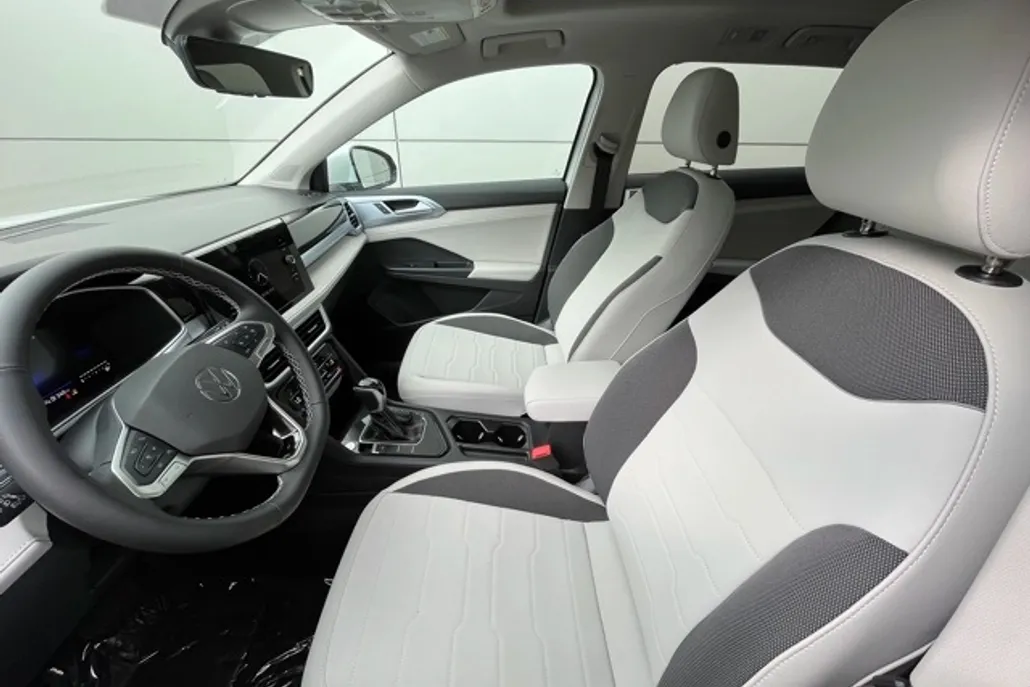 2025 Volkswagen Taos SE photo 1