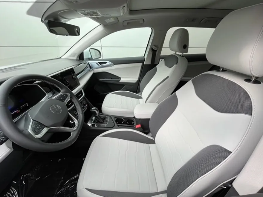 2025 Volkswagen Taos SE photo 1
