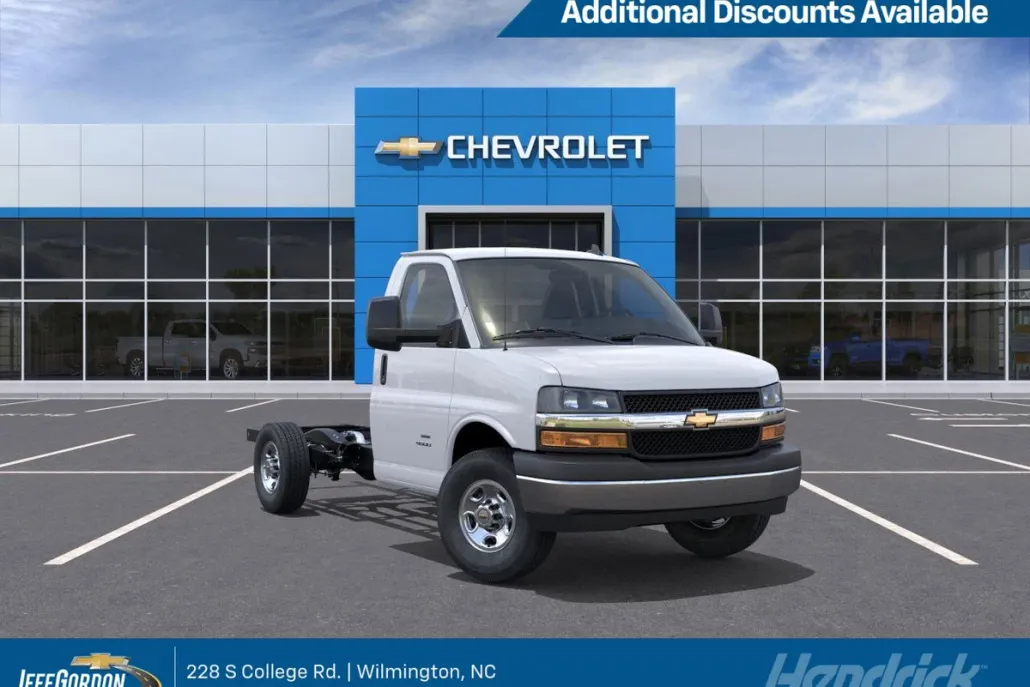 2025 Chevrolet Express Cutaway 3500 photo 1