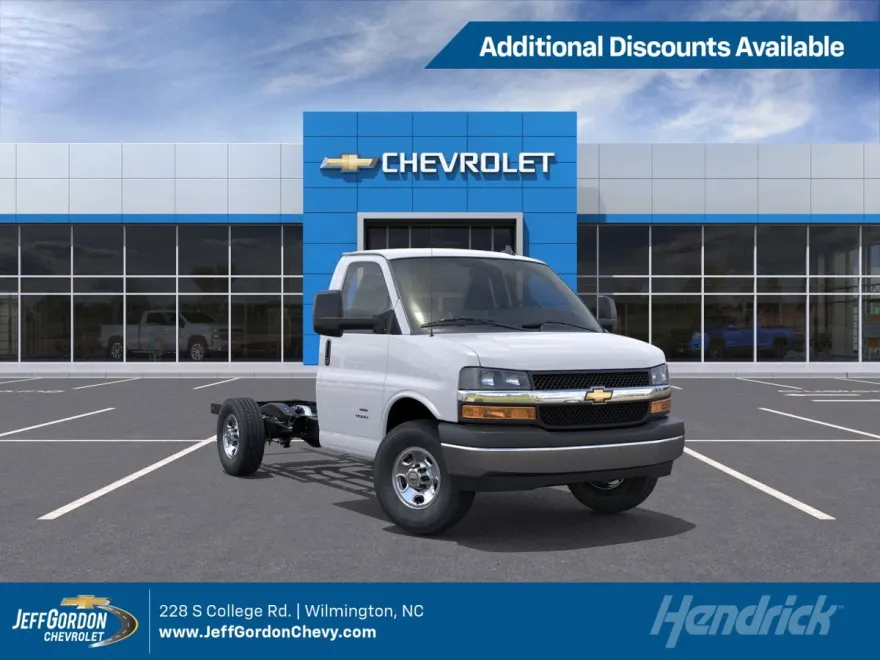 2025 Chevrolet Express Cutaway 3500 photo 1