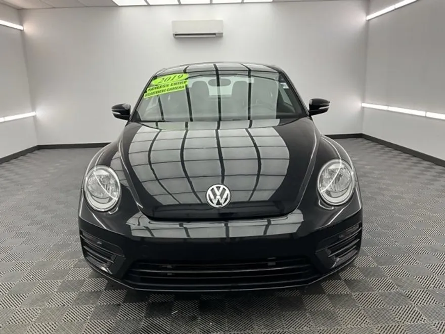 2019 Volkswagen Beetle S photo 1