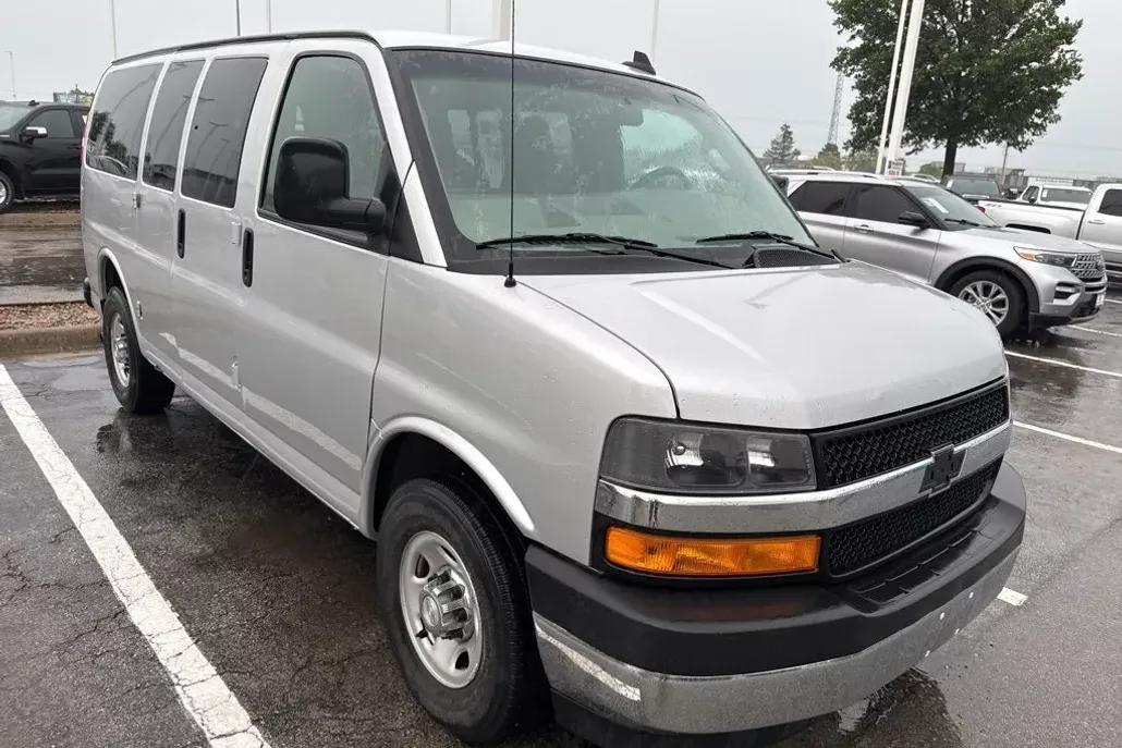 2018 Chevrolet Express 2500 LT Passenger photo 1