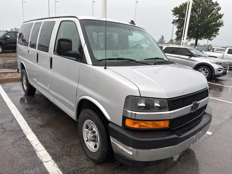 2018 Chevrolet Express 2500 LT Passenger photo 1