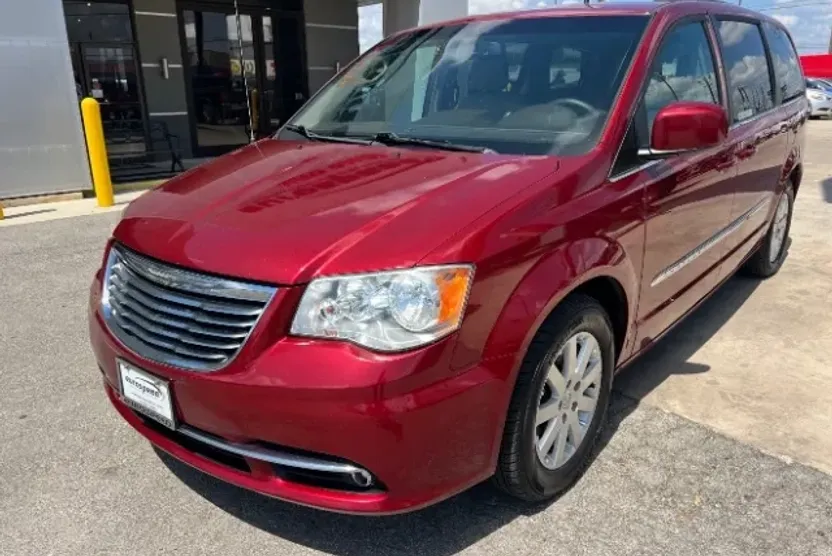 2015 Chrysler Town & Country Touring photo 1