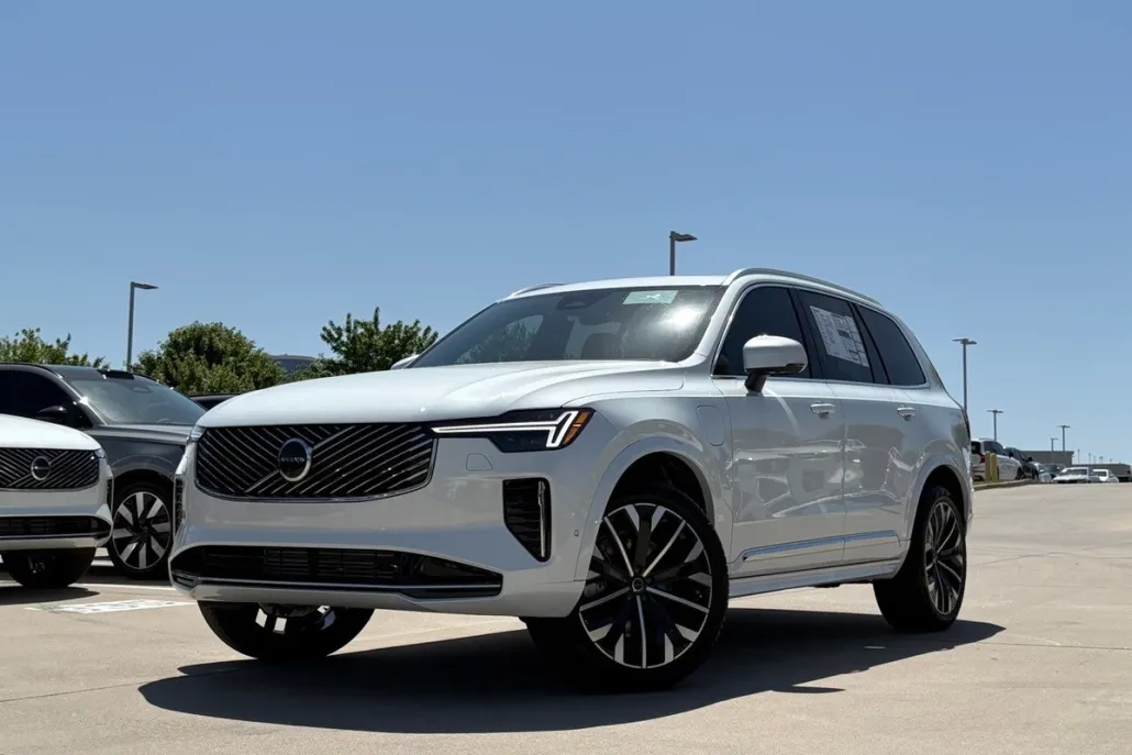 2025 Volvo XC90 T8 Plus photo 1