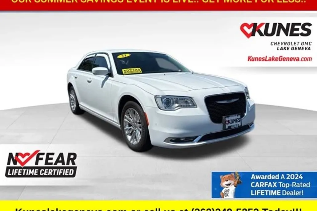 2021 Chrysler 300 Touring L photo 1