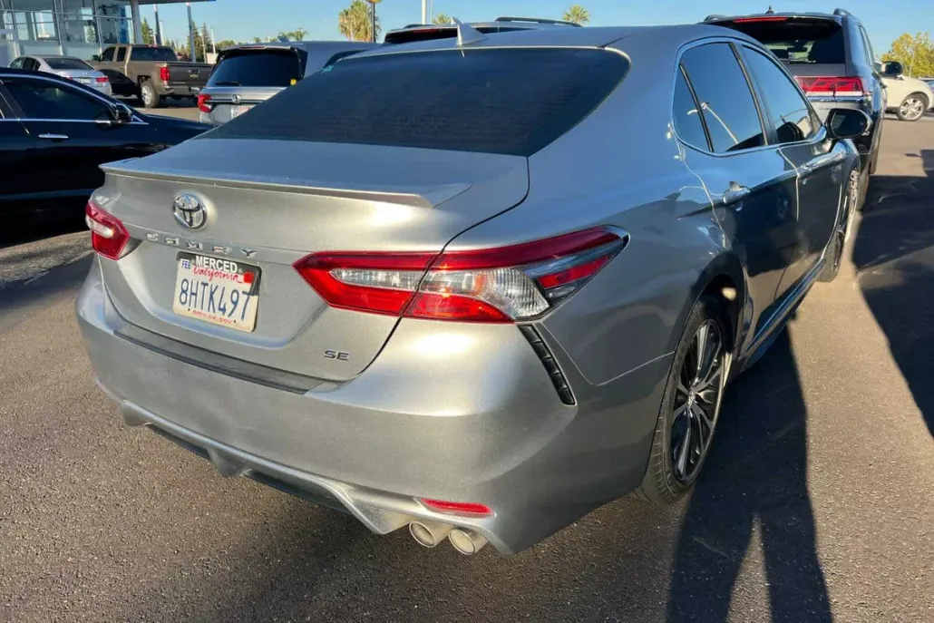 2019 Toyota Camry SE photo 1