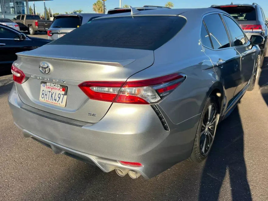 2019 Toyota Camry SE photo 1