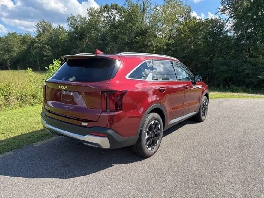 2025 Kia Sorento S photo 1