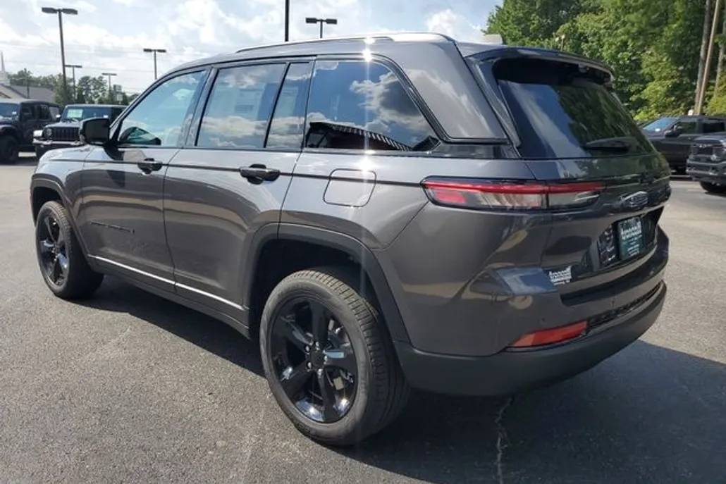 2025 Jeep Grand Cherokee Limited photo 1