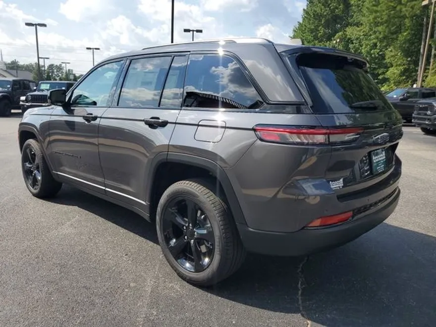 2025 Jeep Grand Cherokee Limited photo 1