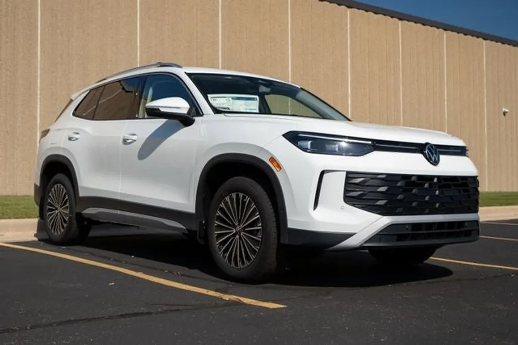 2025 Volkswagen Tiguan S photo 1