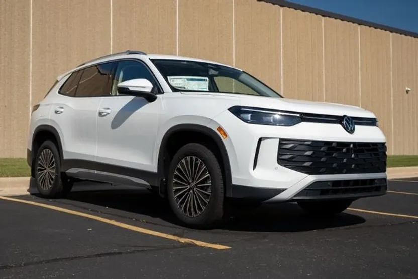 2025 Volkswagen Tiguan S photo 1