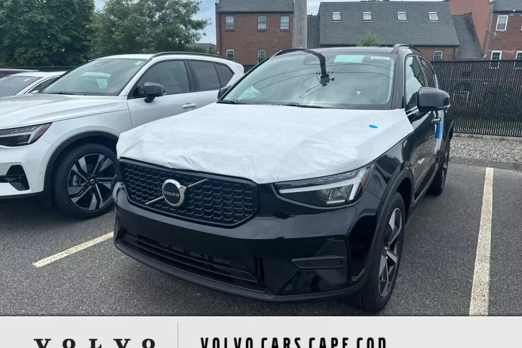 2026 Volvo XC40 Core photo 1