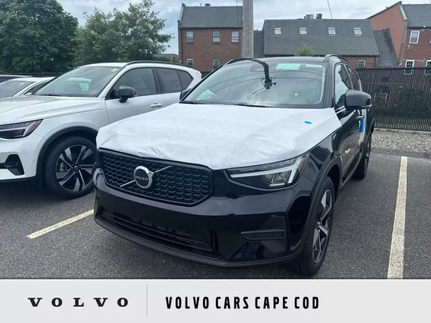 2026 Volvo XC40 Core photo 1