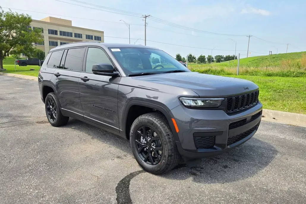 2025 Jeep Grand Cherokee Altitude photo 1
