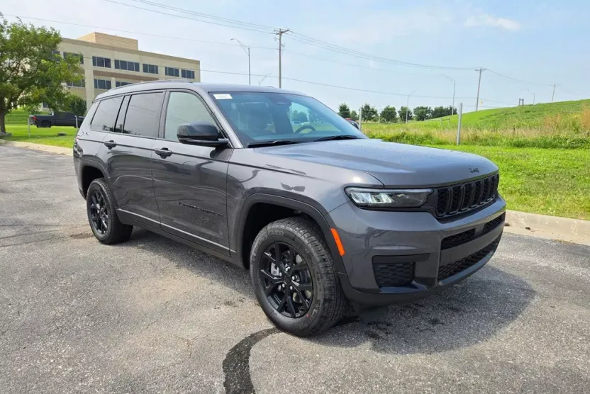 2025 Jeep Grand Cherokee Altitude photo 1