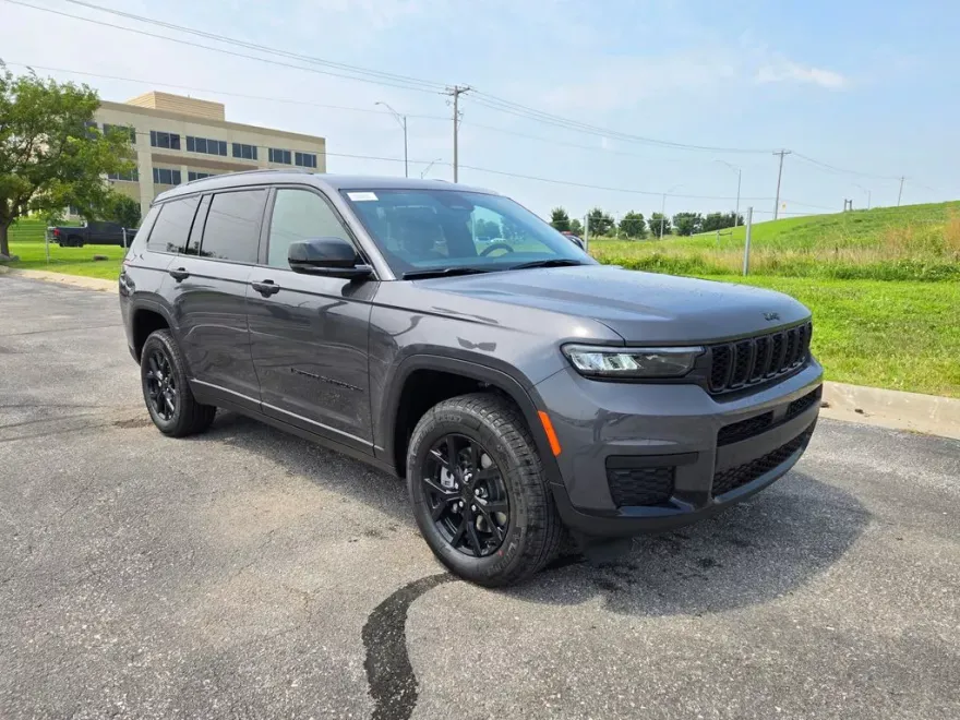2025 Jeep Grand Cherokee Altitude photo 1