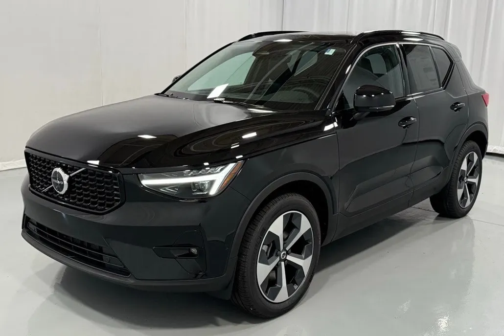 2026 Volvo XC40 Plus photo 1