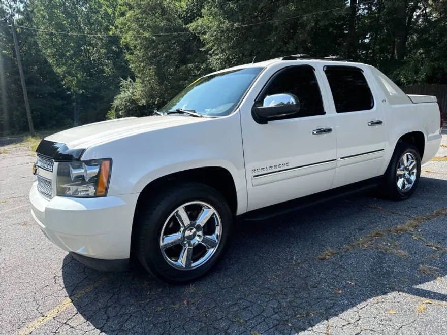 2012 Chevrolet Avalanche LTZ photo 1