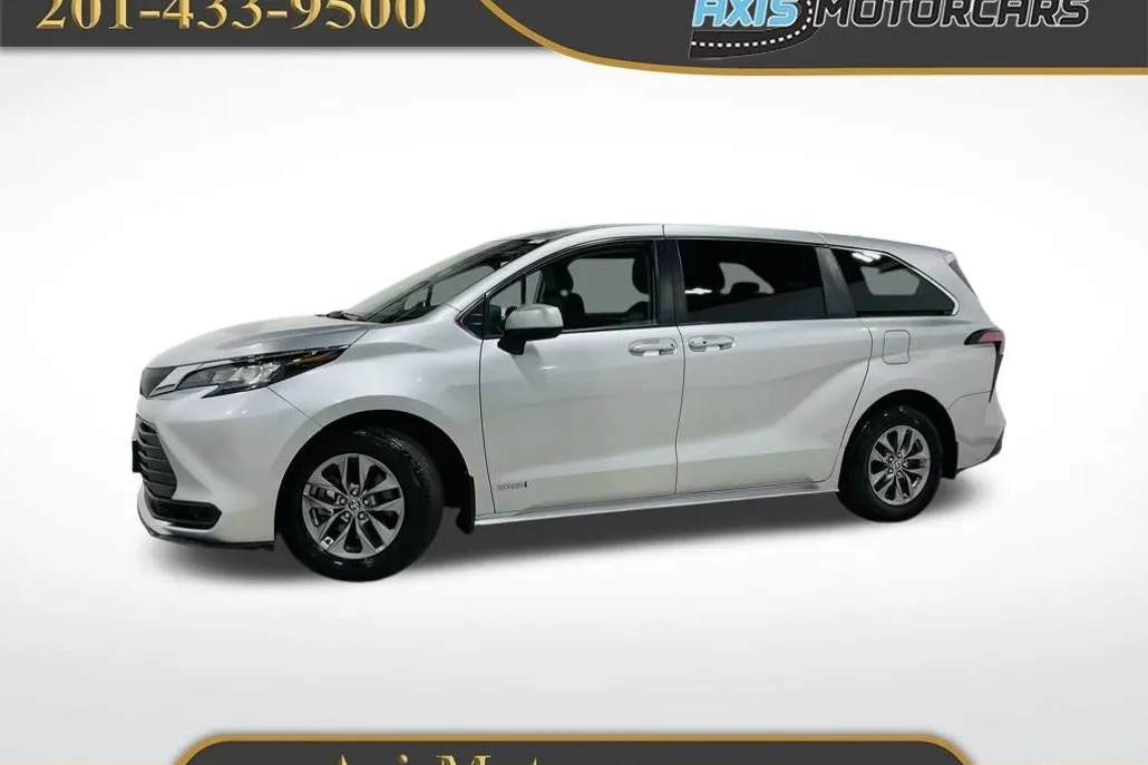 2021 Toyota Sienna LE photo 1