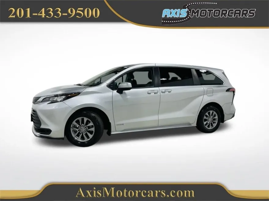 2021 Toyota Sienna LE photo 1