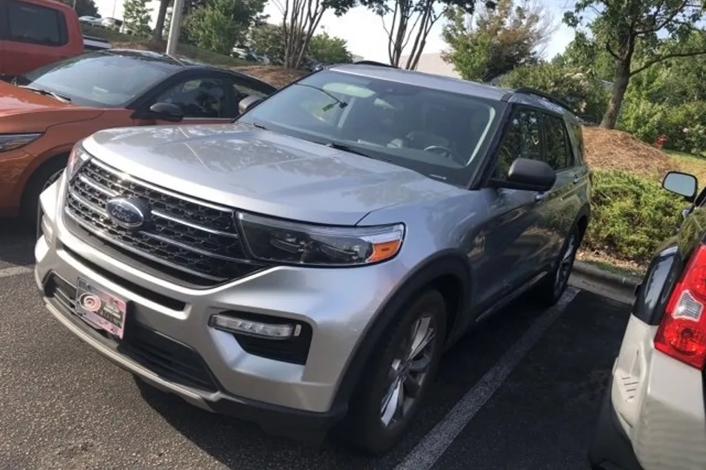 2020 Ford Explorer XLT photo 1