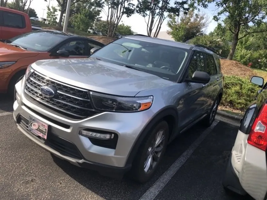 2020 Ford Explorer XLT photo 1