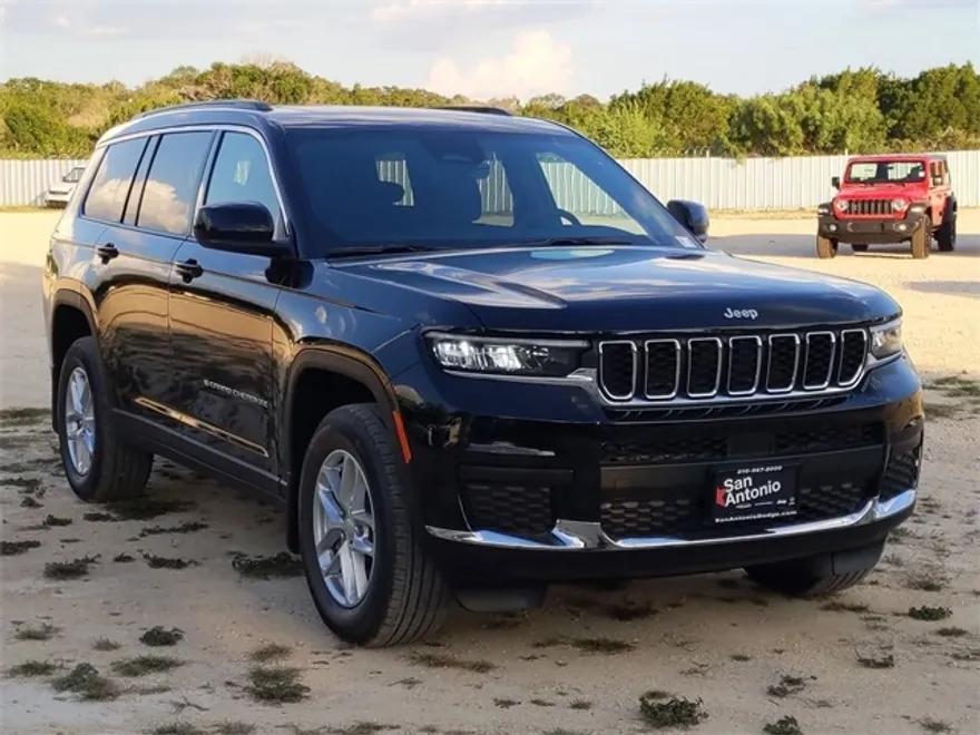 2025 Jeep Grand Cherokee Laredo photo 1